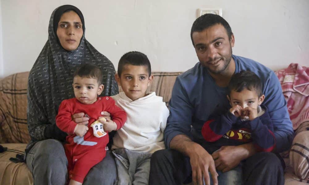Mahmoud Daghamin de 34 años, junto a su hijo Sadam y el resto de su familia. EFE/Magda Gibelli