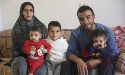 Mahmoud Daghamin de 34 años, junto a su hijo Sadam y el resto de su familia. EFE/Magda Gibelli