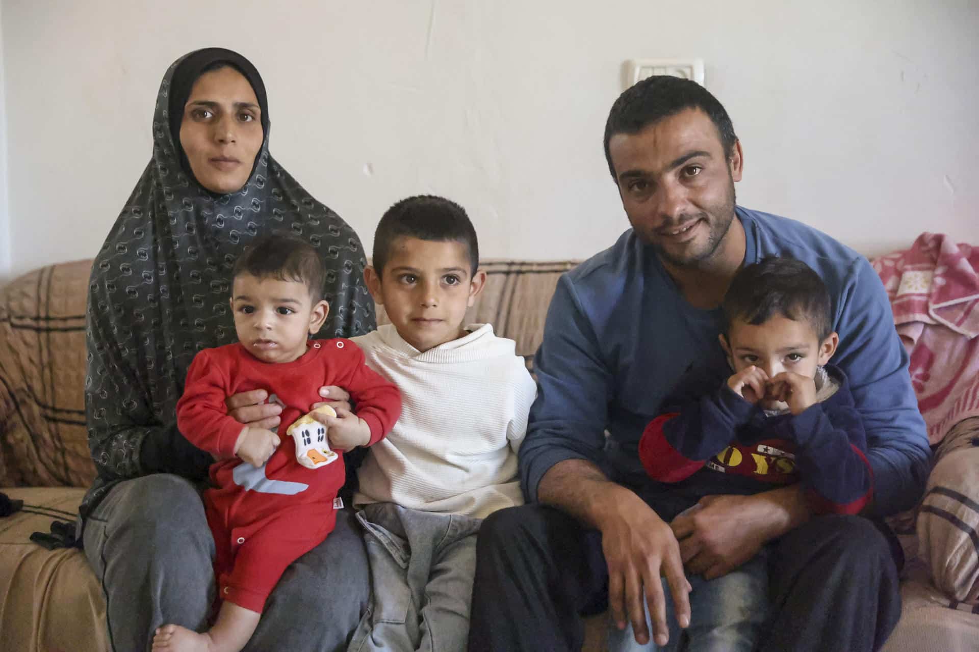 Mahmoud Daghamin de 34 años, junto a su hijo Sadam y el resto de su familia. EFE/Magda Gibelli