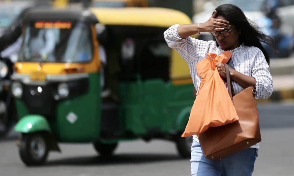 Una mujer se protege la cara contra las olas de calor en Bangalore, India, en una imagen de archivo. EFE/EPA/JAGADEESH NV