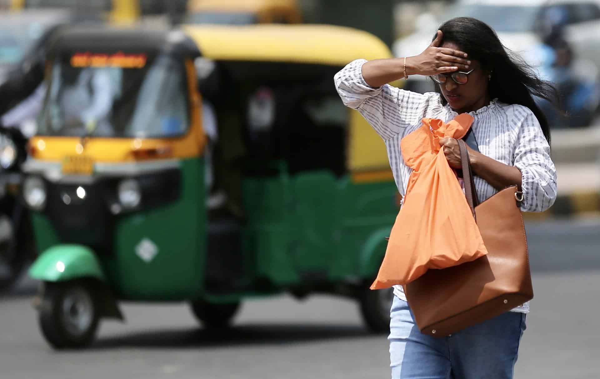 Una mujer se protege la cara contra las olas de calor en Bangalore, India, en una imagen de archivo. EFE/EPA/JAGADEESH NV