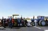 Agricultores bloquean con tractores la carretera que comunica de León a Aguascalientes este martes, en León (México). Agricultores del estado de Guanajuato (centro del país) bloquearon diversas carreteras tras no llegar a un acuerdo con el gobierno federal para establecer un precio mínimo a la tonelada de maíz y el sorgo. EFE/ Luis Ramírez