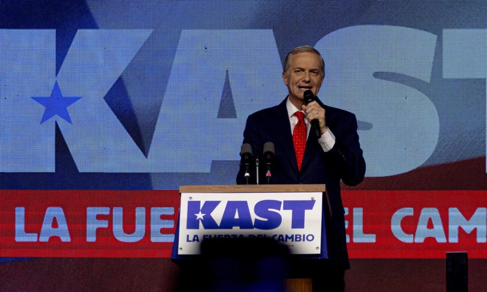 El candidato a la Presidencia de Chile por el Partido Republicano y Social Cristiano, José Antonio Kast, habla tras conocer los resultados de las elecciones este domingo, en Santiago (Chile). EFE / Ailen Díaz