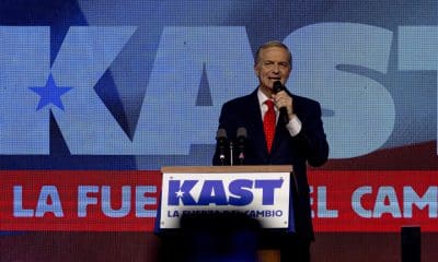 El candidato a la Presidencia de Chile por el Partido Republicano y Social Cristiano, José Antonio Kast, habla tras conocer los resultados de las elecciones este domingo, en Santiago (Chile). EFE / Ailen Díaz