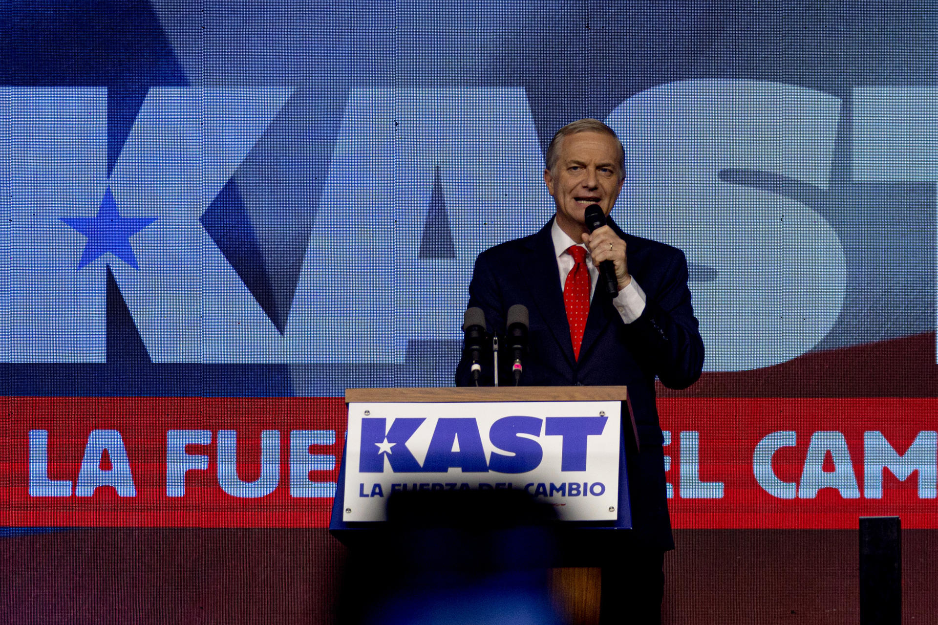 El candidato a la Presidencia de Chile por el Partido Republicano y Social Cristiano, José Antonio Kast, habla tras conocer los resultados de las elecciones este domingo, en Santiago (Chile). EFE / Ailen Díaz