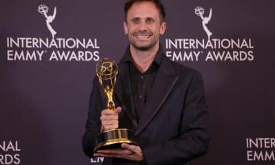 El actor español Oriol Pla posa con su premio en la sala de prensa durante la 53.ª edición anual de los Premios Emmy Internacional, presentados por la Academia Internacional de Artes y Ciencias de la Televisión, en Nueva York, EE. UU., el 24 de noviembre de 2025. EFE/EPA/SARAH YENESEL