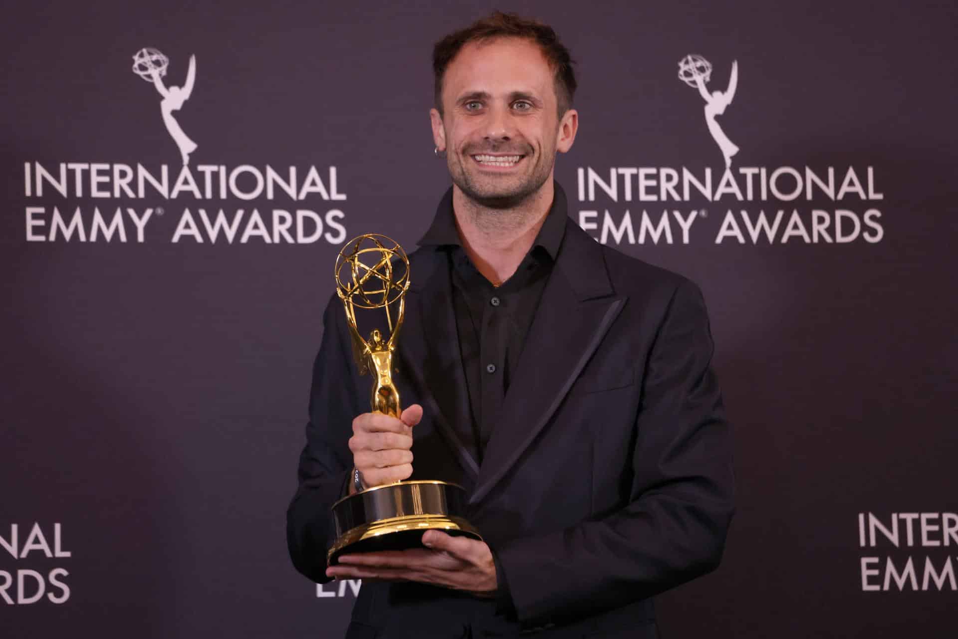 El actor español Oriol Pla posa con su premio en la sala de prensa durante la 53.ª edición anual de los Premios Emmy Internacional, presentados por la Academia Internacional de Artes y Ciencias de la Televisión, en Nueva York, EE. UU., el 24 de noviembre de 2025. EFE/EPA/SARAH YENESEL