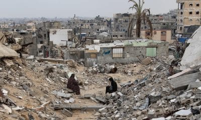 Dos mujeres palestinas se sientan sobre las ruinas de sus hogares destruidos en Khan Younis, sur de la Franja de Gaza, el 24 de noviembre de 2025. EFE/ Haitham Imad