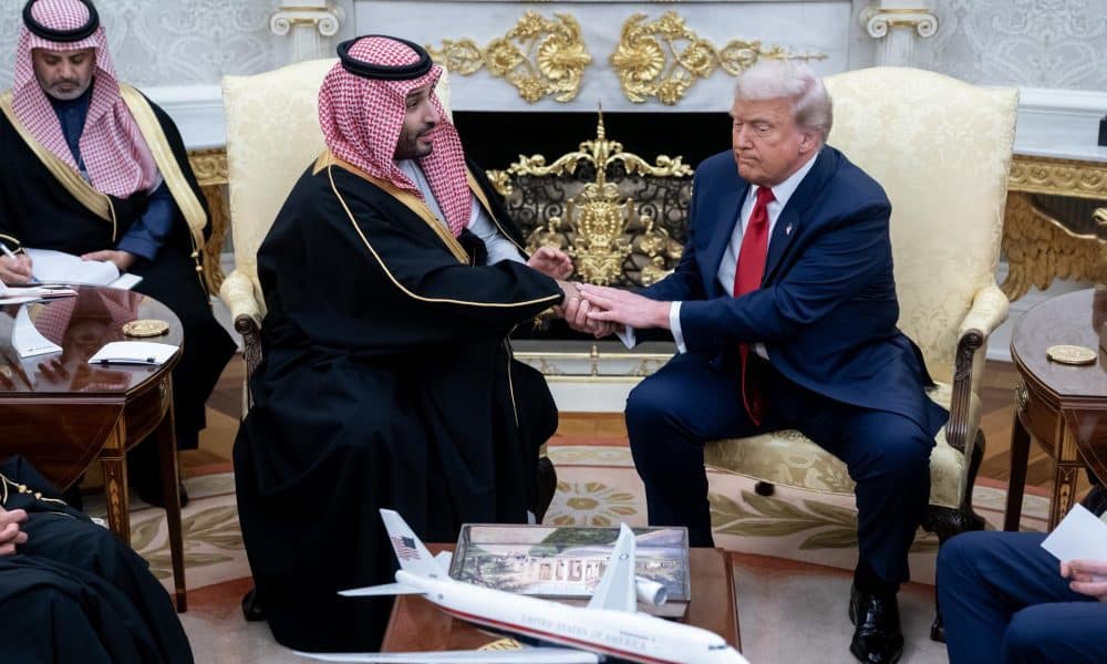 El presidente de Estados Unidos, Donald Trump, autorizó este martes la venta de cazas furtivos F-35 solicitada por Arabia Saudí, durante una reunión con el príncipe heredero del país, Mohamed bin Salmán, en la Casa Blanca. EFE/Nathan Howard