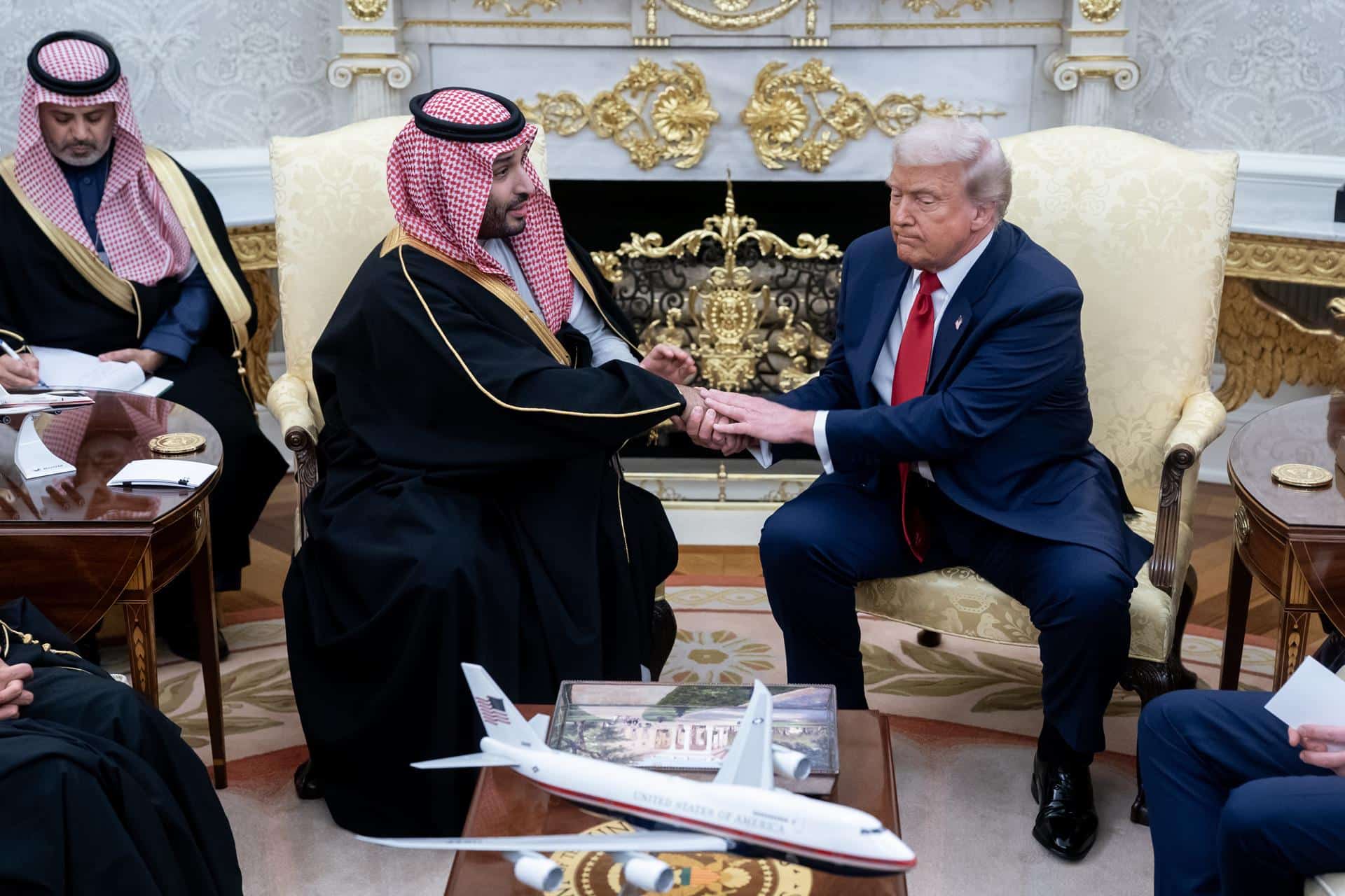 El presidente de Estados Unidos, Donald Trump, autorizó este martes la venta de cazas furtivos F-35 solicitada por Arabia Saudí, durante una reunión con el príncipe heredero del país, Mohamed bin Salmán, en la Casa Blanca. EFE/Nathan Howard