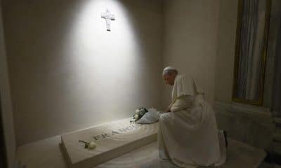 - El Papa León XIV rezando ante la tumba del Papa Francisco en la Basílica de Santa María la Mayor en Roma, Italia.-EFE/ Simone Risoluti / Vatican Media ***SOLO USO EDITORIAL/SOLO DISPONIBLE PARA ILUSTRAR LA NOTICIA QUE ACOMPAÑA (CRÉDITO OBLIGATORIO)***