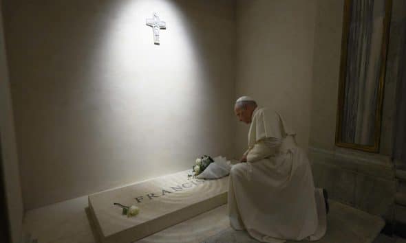 - El Papa León XIV rezando ante la tumba del Papa Francisco en la Basílica de Santa María la Mayor en Roma, Italia.-EFE/ Simone Risoluti / Vatican Media ***SOLO USO EDITORIAL/SOLO DISPONIBLE PARA ILUSTRAR LA NOTICIA QUE ACOMPAÑA (CRÉDITO OBLIGATORIO)***