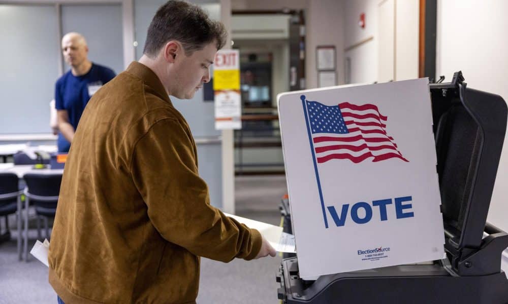 Un elector emite su voto para las elecciones de Virginia de 2025 en el Centro de Gobierno del Condado de Fairfax. EFE/Shawn Thew