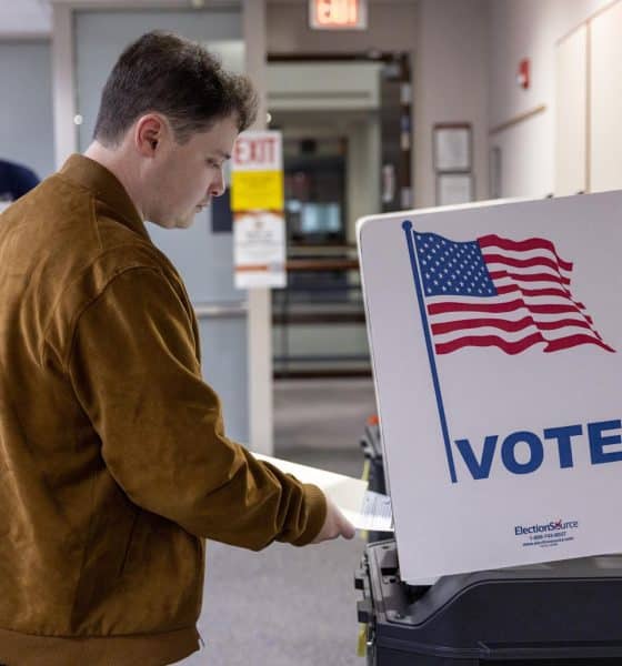Un elector emite su voto para las elecciones de Virginia de 2025 en el Centro de Gobierno del Condado de Fairfax. EFE/Shawn Thew
