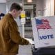 Un elector emite su voto para las elecciones de Virginia de 2025 en el Centro de Gobierno del Condado de Fairfax. EFE/Shawn Thew