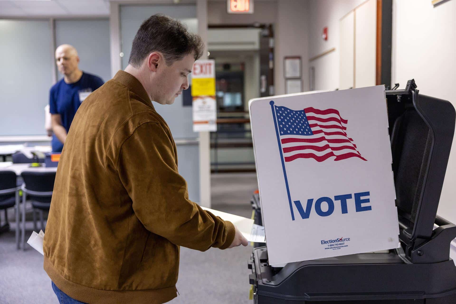 Un elector emite su voto para las elecciones de Virginia de 2025 en el Centro de Gobierno del Condado de Fairfax. EFE/Shawn Thew