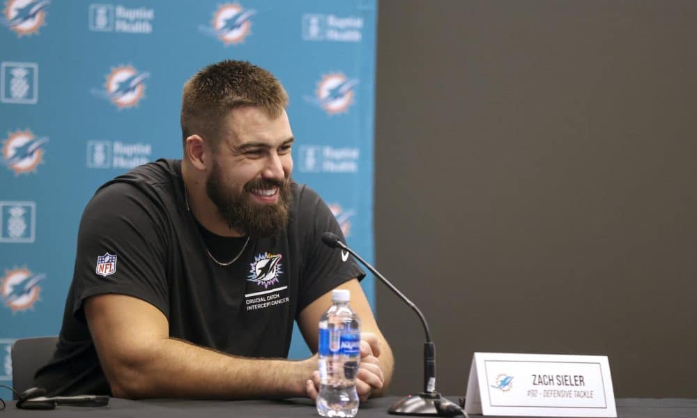 El jugador de los Miami Dolphins Zach Sieler durante la rueda de prensa llevada a cabo este miércoles en el estadio Metropolitano, previa al enfrentamiento ante los Washington Commanders, el próximo domingo en el estadio Santiago Bernabéu. EFE/ Víctor Lerena