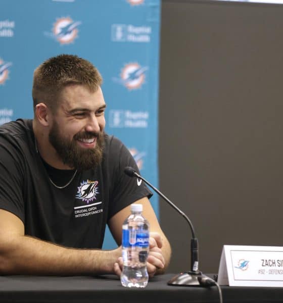 El jugador de los Miami Dolphins Zach Sieler durante la rueda de prensa llevada a cabo este miércoles en el estadio Metropolitano, previa al enfrentamiento ante los Washington Commanders, el próximo domingo en el estadio Santiago Bernabéu. EFE/ Víctor Lerena
