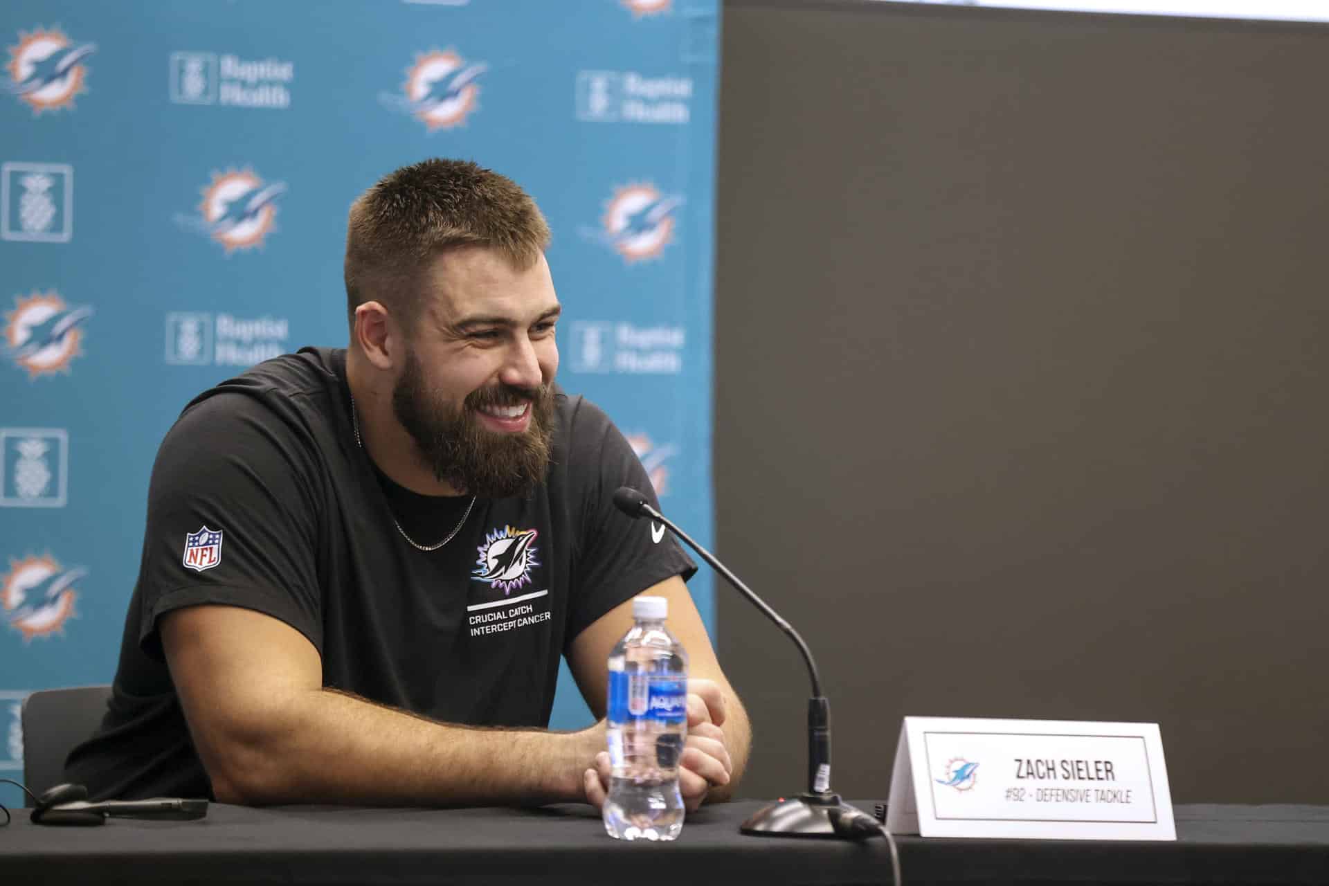 El jugador de los Miami Dolphins Zach Sieler durante la rueda de prensa llevada a cabo este miércoles en el estadio Metropolitano, previa al enfrentamiento ante los Washington Commanders, el próximo domingo en el estadio Santiago Bernabéu. EFE/ Víctor Lerena