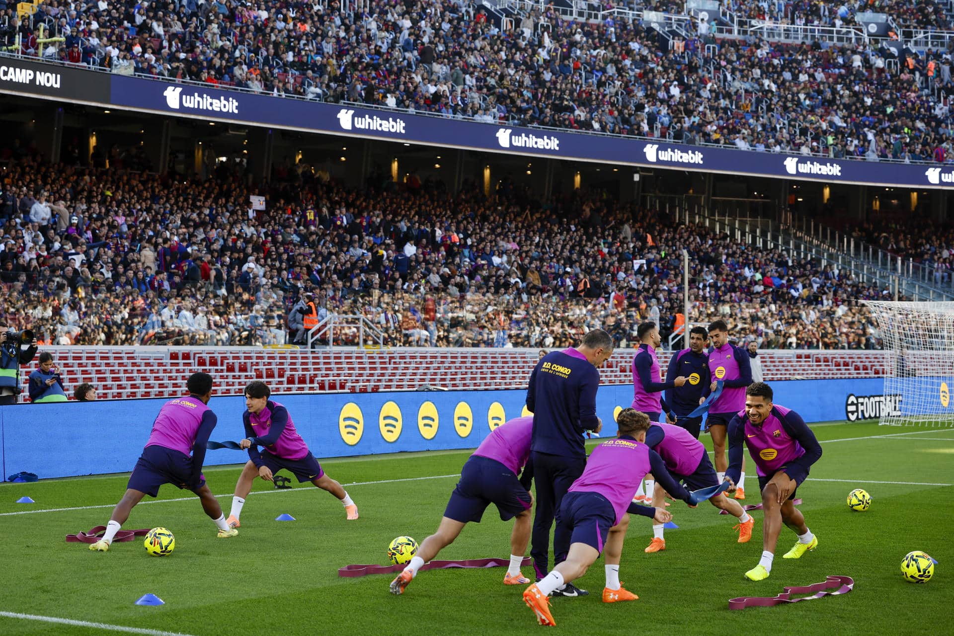 Alrededor de 23.000 espectadores, han acudido este viernes al Spotify Camp Nou para presenciar el entrenamiento que realiza el primer equipo masculino del Barcelona. EFE/ Alberto Estévez