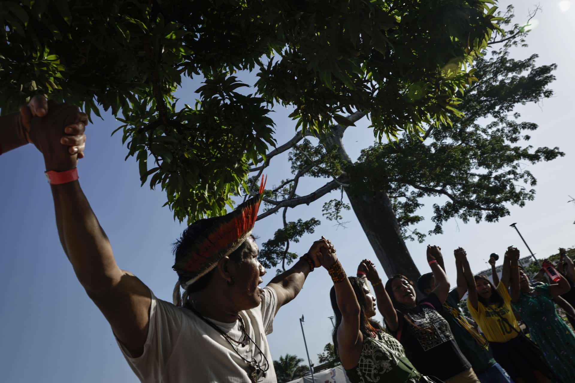 Jóvenes del Colectivo Juvenil Tapajós, la Alianza Popular por el Clima y representantes de poblaciones indígenas, quilombolas, ribereñas, urbanas amazónicas y de religiones de origen africano realizan un ritual cerca del lugar donde se celebra la COP30 en Belém, Pará (Brasil). EFE/André Coelho