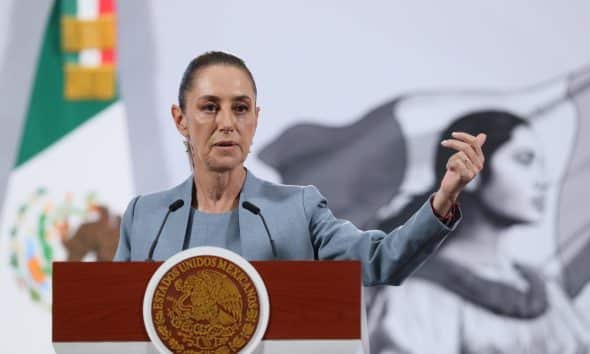 La presidenta de México, Claudia Sheinbaum, habla durante una rueda de prensa este jueves, en Palacio Nacional de la Ciudad de México (México). EFE/Mario Guzmán