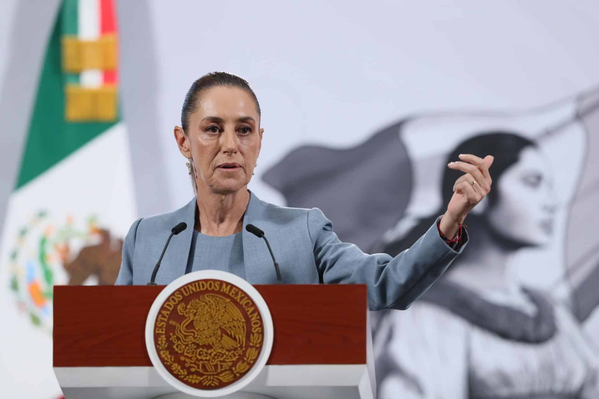 La presidenta de México, Claudia Sheinbaum, habla durante una rueda de prensa este jueves, en Palacio Nacional de la Ciudad de México (México). EFE/Mario Guzmán