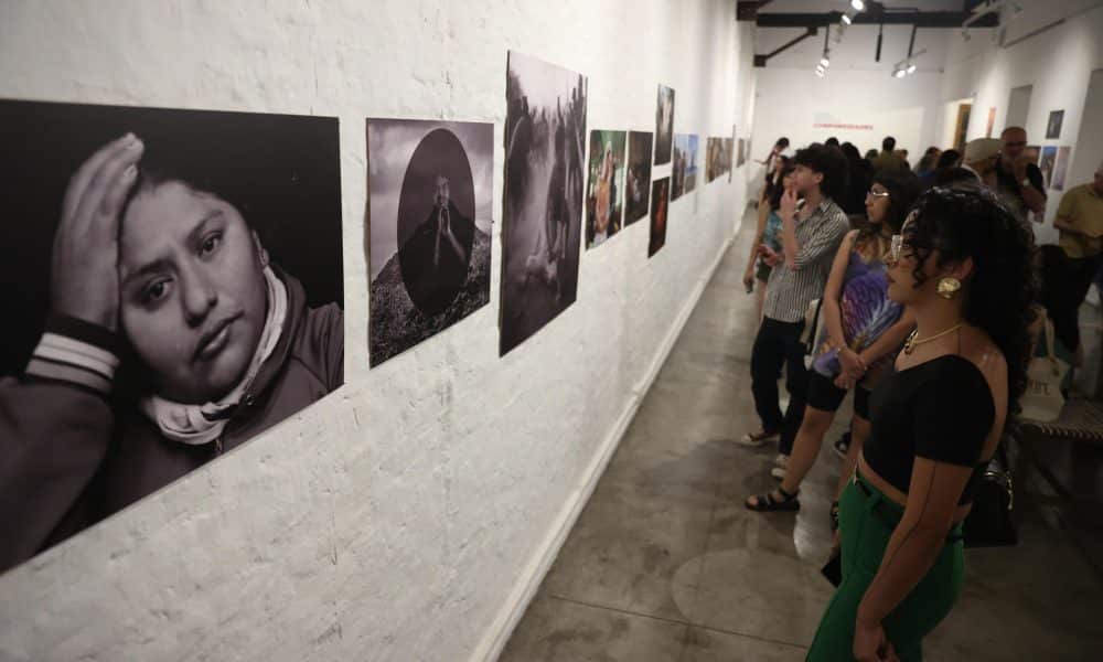 Personas asisten a la inauguración de la exposición 'Corporeidades' del colectivo de fotógrafos 'El Ojo Salvaje' este 6 de noviembre de 2025, en Asunción (Paraguay). EFE/ Juan Pablo Pino