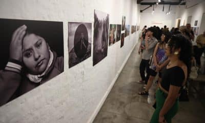 Personas asisten a la inauguración de la exposición 'Corporeidades' del colectivo de fotógrafos 'El Ojo Salvaje' este 6 de noviembre de 2025, en Asunción (Paraguay). EFE/ Juan Pablo Pino