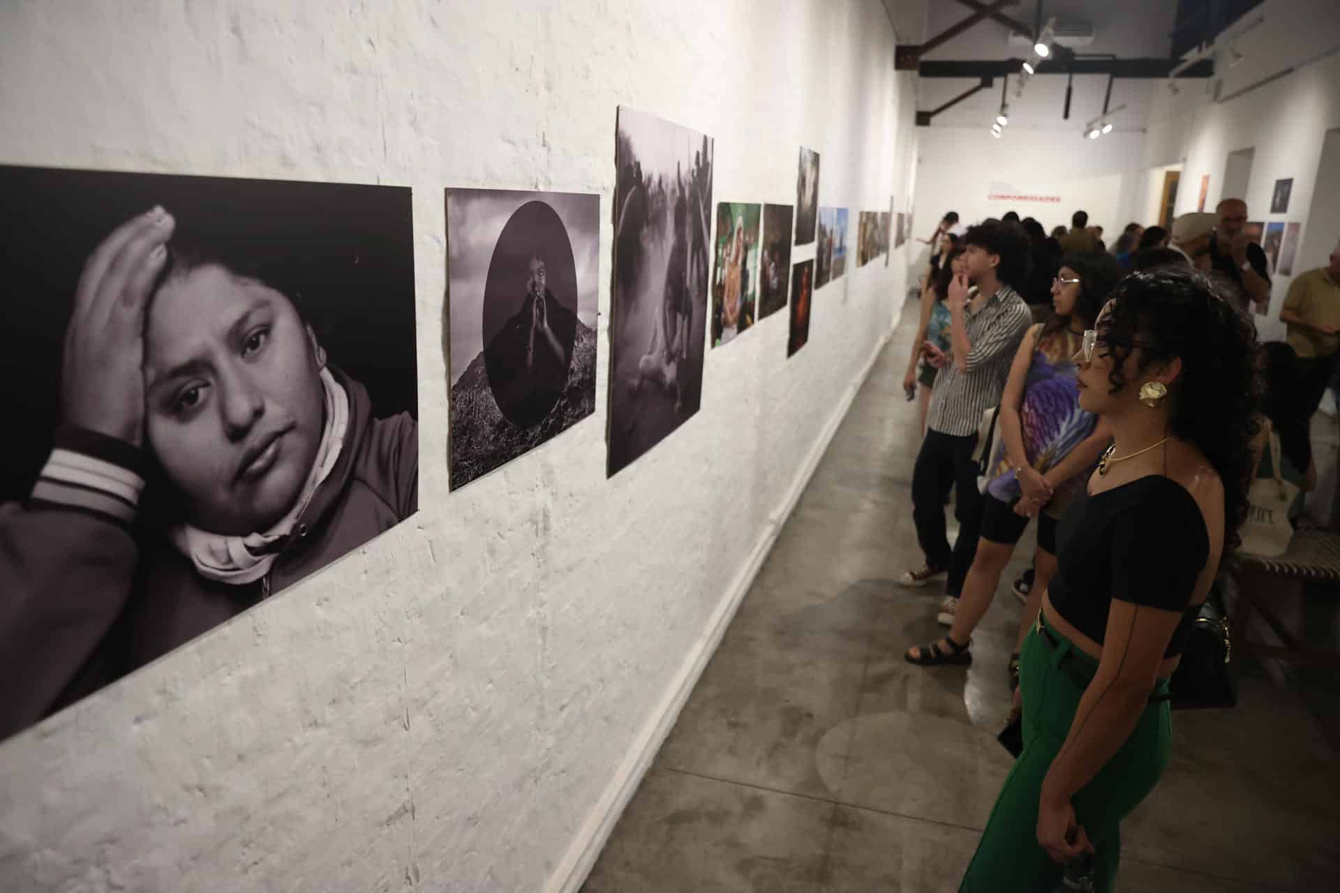 Personas asisten a la inauguración de la exposición 'Corporeidades' del colectivo de fotógrafos 'El Ojo Salvaje' este 6 de noviembre de 2025, en Asunción (Paraguay). EFE/ Juan Pablo Pino