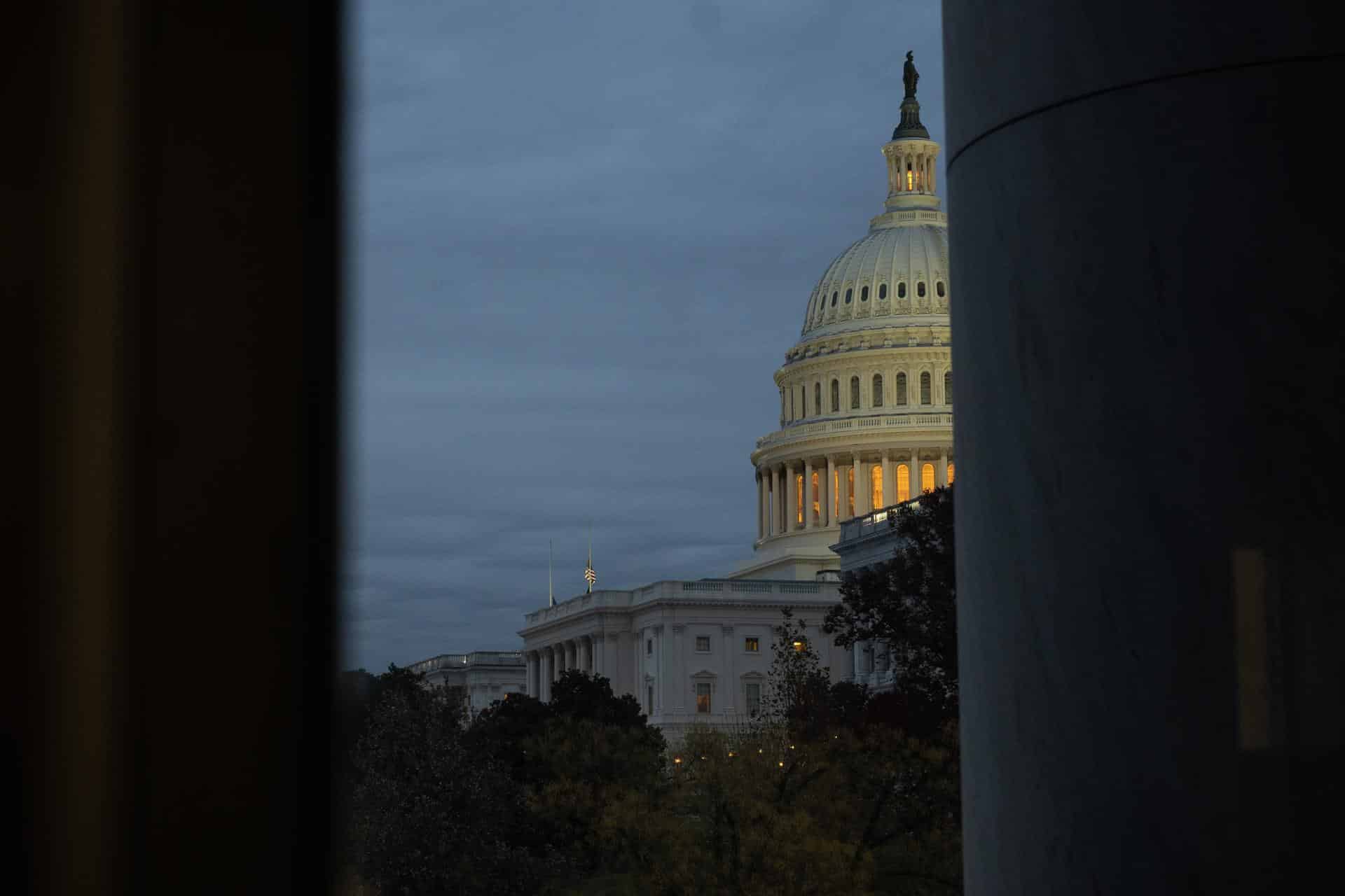 El Capitolio de los Estados Unidos visto desde el Edificio de Oficinas Rayburn de la Cámara de Representantes, en Washington. EFE/Luke Johnson