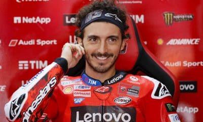 El piloto italiano en la categoría de Moto GP, Francesco Bagnaia, en boxes durante este viernes, primer día de entrenamientos del Gran Premio de la Comunitat Valencia de MotoGP que se disputa este fin de semana en el Circuito Ricardo Tormo. EFE/Ana Escobar