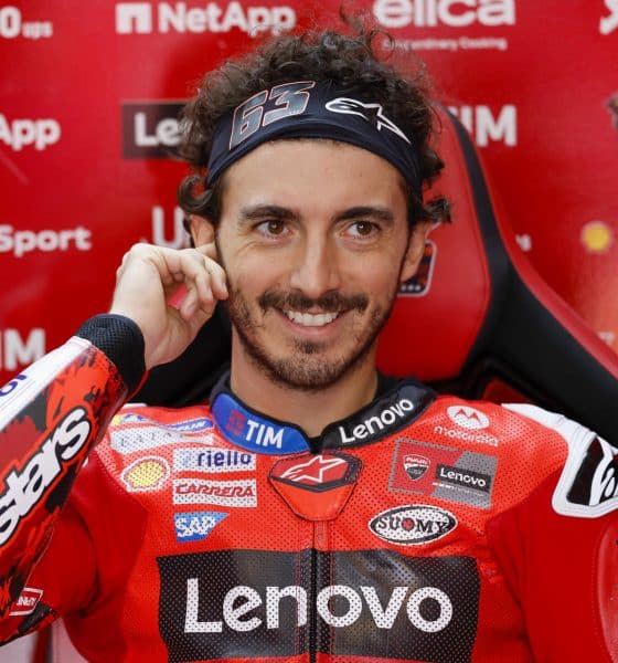 El piloto italiano en la categoría de Moto GP, Francesco Bagnaia, en boxes durante este viernes, primer día de entrenamientos del Gran Premio de la Comunitat Valencia de MotoGP que se disputa este fin de semana en el Circuito Ricardo Tormo. EFE/Ana Escobar