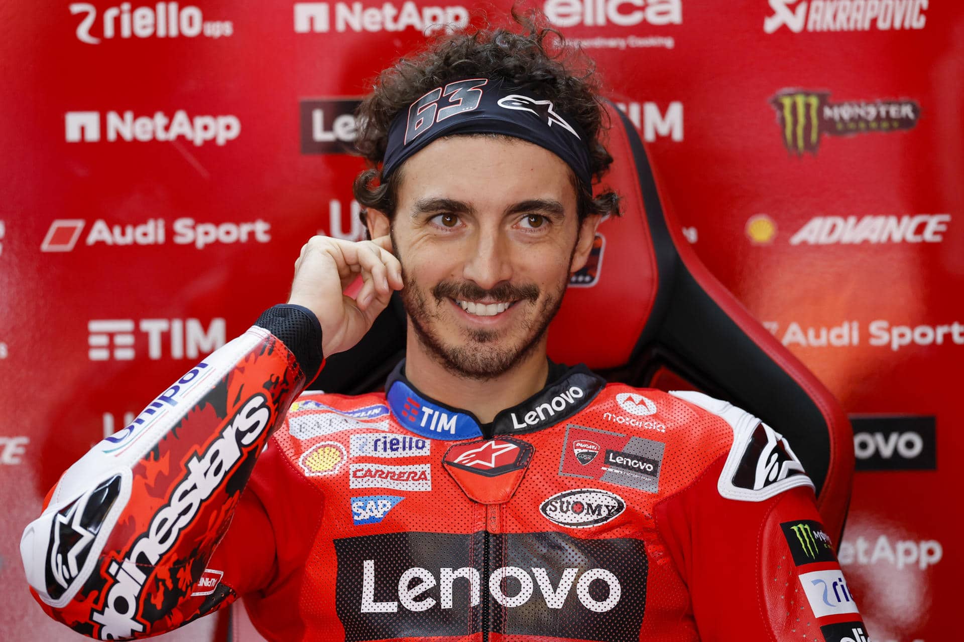 El piloto italiano en la categoría de Moto GP, Francesco Bagnaia, en boxes durante este viernes, primer día de entrenamientos del Gran Premio de la Comunitat Valencia de MotoGP que se disputa este fin de semana en el Circuito Ricardo Tormo. EFE/Ana Escobar