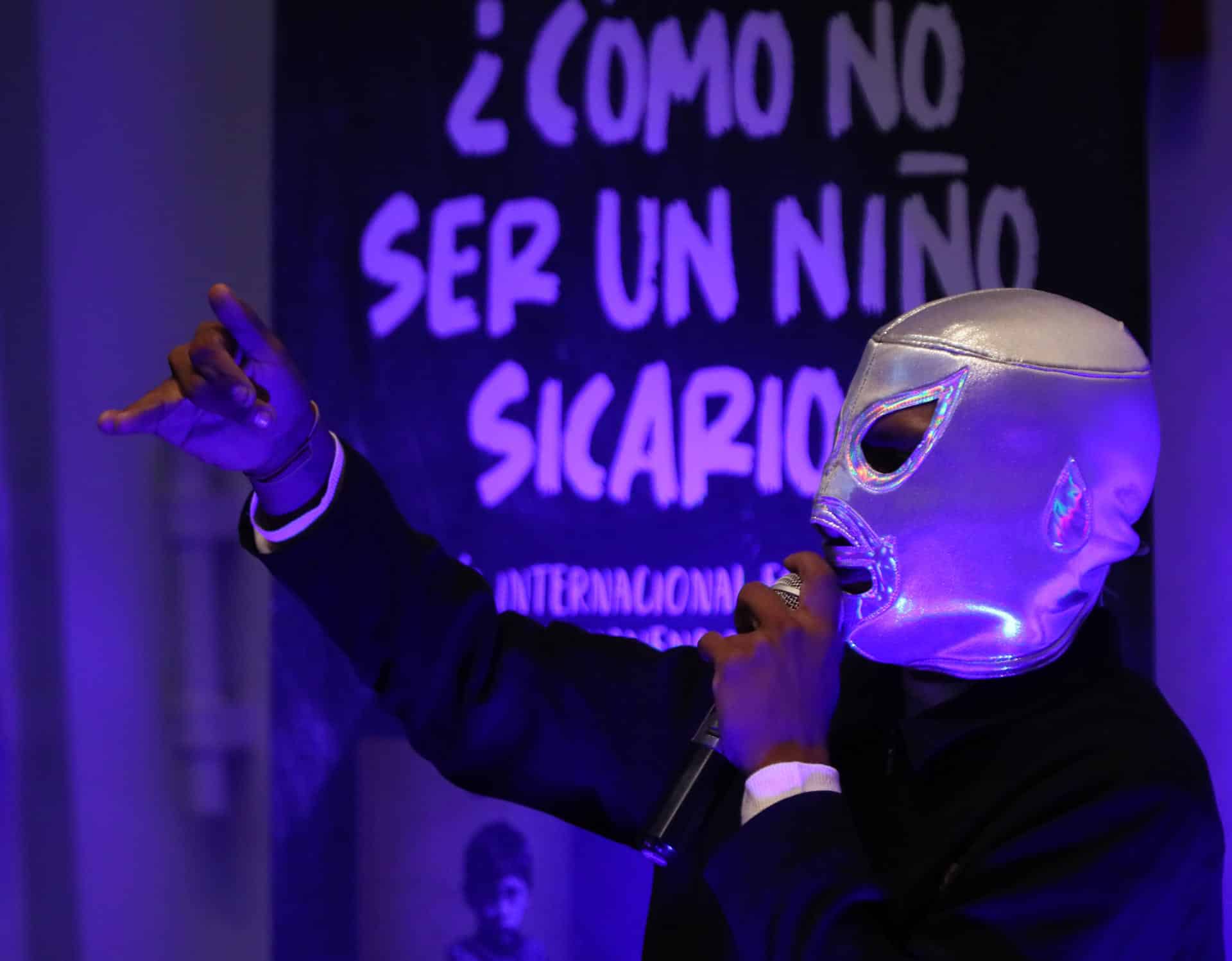 Rolando" (nombre ficticio), niño reclutado por el crimen organizado cuando tenía nueve años, ofrece su testimonio durante una rueda de prensa este lunes, en el Papalote Museo del Niño de Ciudad de México (México). EFE/ Mario Guzmán