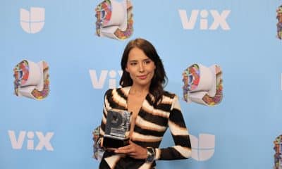 Majo Aguilar posa con el premio a canción mariachi durante los Premios Juventud en Ciudad de Panamá (Panamá). EFE/ Bienvenido Velasco
