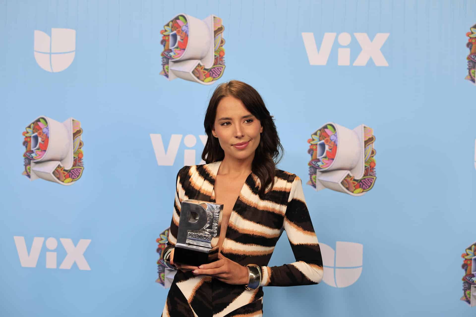 Majo Aguilar posa con el premio a canción mariachi durante los Premios Juventud en Ciudad de Panamá (Panamá). EFE/ Bienvenido Velasco