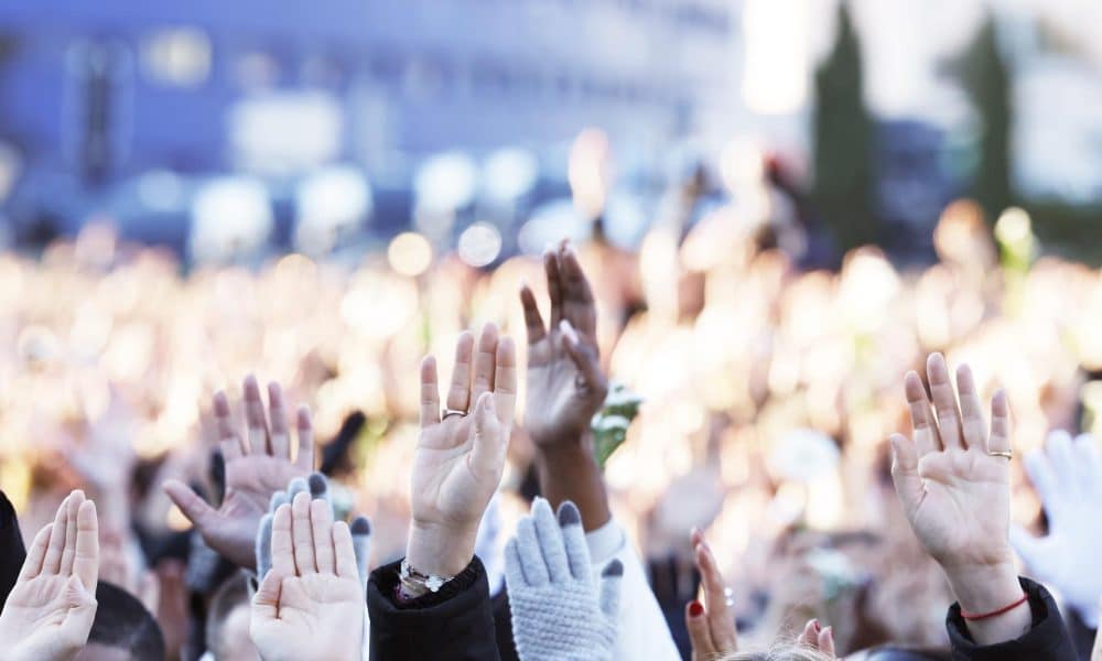 Cientos de personas alzan sus manos durante la marcha silenciosa organizada en Marsella en memoria de Mehdi Kessaci, un político conocido por su activismo contra las mafias del narcotráfico, asesinado en esta ciudad francesa.EFE/EPA/Sebastien Nogier
Marseille (France), 22/11/2025.- Hundreds of people raise their hands during the silent march in memory of Mehdi Kessaci, brother of anti-drug activist Amine Kessaci,killed in Marseille, France, 22 November 2025. Last Thursday, November 13, Mehdi Kessaci, 20, was shot dead. His brother Amine Kessaci is a well-known local figure for his fight against the ravages of drug trafficking in the northern neighborhoods of Marseille. In 2020, another of his brothers, Brahim Chabane, was found dead in a car, victim of drug traffickers. (Francia, Marsella) EFE/EPA/SEBASTIEN NOGIER