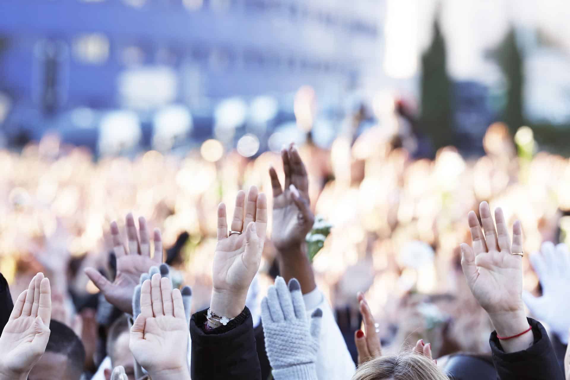 Cientos de personas alzan sus manos durante la marcha silenciosa organizada en Marsella en memoria de Mehdi Kessaci, un político conocido por su activismo contra las mafias del narcotráfico, asesinado en esta ciudad francesa.EFE/EPA/Sebastien Nogier
Marseille (France), 22/11/2025.- Hundreds of people raise their hands during the silent march in memory of Mehdi Kessaci, brother of anti-drug activist Amine Kessaci,killed in Marseille, France, 22 November 2025. Last Thursday, November 13, Mehdi Kessaci, 20, was shot dead. His brother Amine Kessaci is a well-known local figure for his fight against the ravages of drug trafficking in the northern neighborhoods of Marseille. In 2020, another of his brothers, Brahim Chabane, was found dead in a car, victim of drug traffickers. (Francia, Marsella) EFE/EPA/SEBASTIEN NOGIER