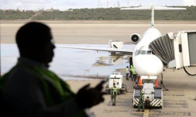 Fotografía de un avión este miércoles, en el aeropuerto internacional Simón Bolívar, en Maiquetía (Venezuela). EFE/ Ronald Peña R
