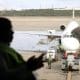 Fotografía de un avión este miércoles, en el aeropuerto internacional Simón Bolívar, en Maiquetía (Venezuela). EFE/ Ronald Peña R