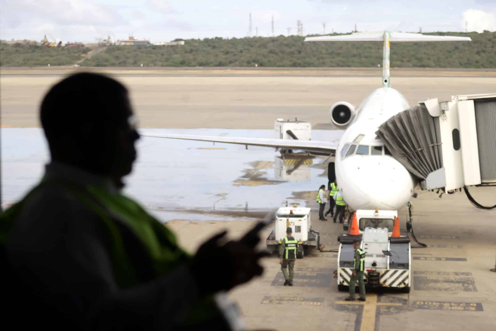 Fotografía de un avión este miércoles, en el aeropuerto internacional Simón Bolívar, en Maiquetía (Venezuela). EFE/ Ronald Peña R