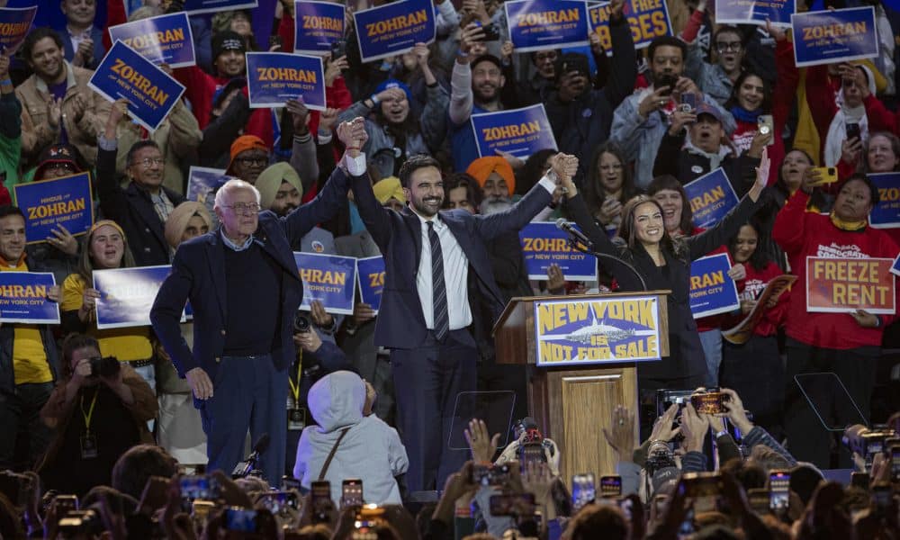 De izquierda a derecha, el senador Bernie Sanders, el candidato demócrata a alcalde de Nueva York, el asambleísta Zohran Mamdani, y la congresista Alexandria Ocasio-Cortez participan en el mitin 'New York no está a la venta'. Imagen de archivo. EFE/Ángel Colmenares