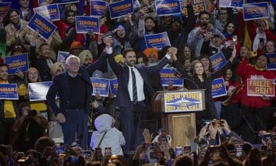 De izquierda a derecha, el senador Bernie Sanders, el candidato demócrata a alcalde de Nueva York, el asambleísta Zohran Mamdani, y la congresista Alexandria Ocasio-Cortez participan en el mitin 'New York no está a la venta'. Imagen de archivo. EFE/Ángel Colmenares