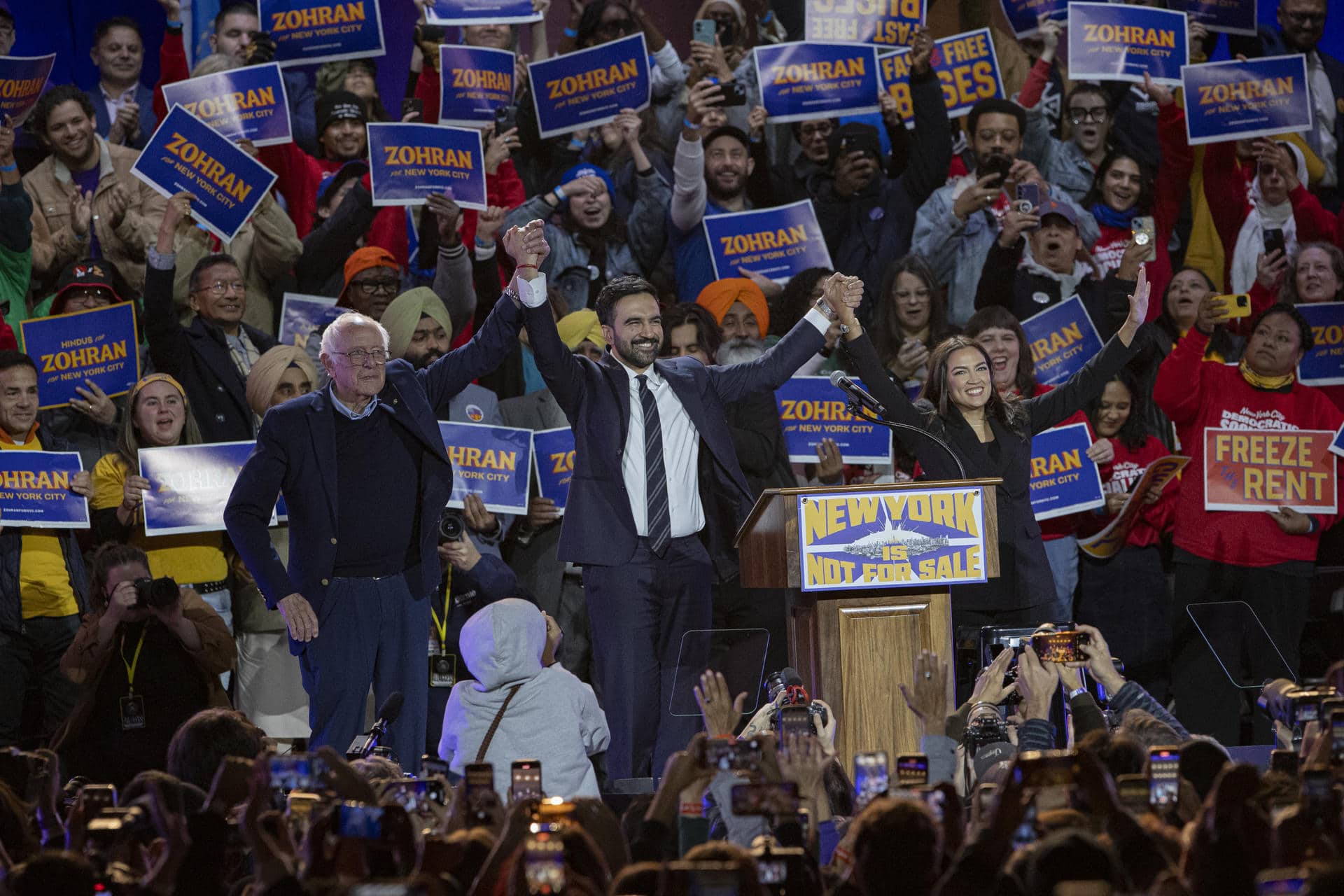 De izquierda a derecha, el senador Bernie Sanders, el candidato demócrata a alcalde de Nueva York, el asambleísta Zohran Mamdani, y la congresista Alexandria Ocasio-Cortez participan en el mitin 'New York no está a la venta'. Imagen de archivo. EFE/Ángel Colmenares