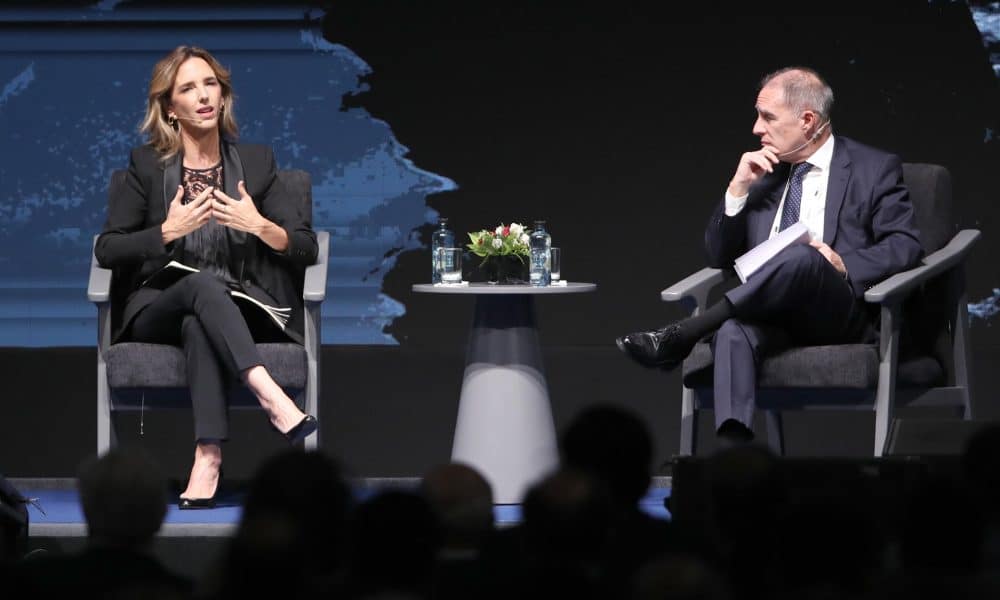 La diputada del Partido Popular de España (PP) Cayetana Álvarez de Toledo habla junto al presidente del directorio de La Viga S.A y fundador de Quikrete Perú, Diego de la Torre, durante la inauguración de la Conferencia Anual de Ejecutivos (CADE Ejecutivos) este martes, en Lima (Perú). EFE/ Paolo Aguilar