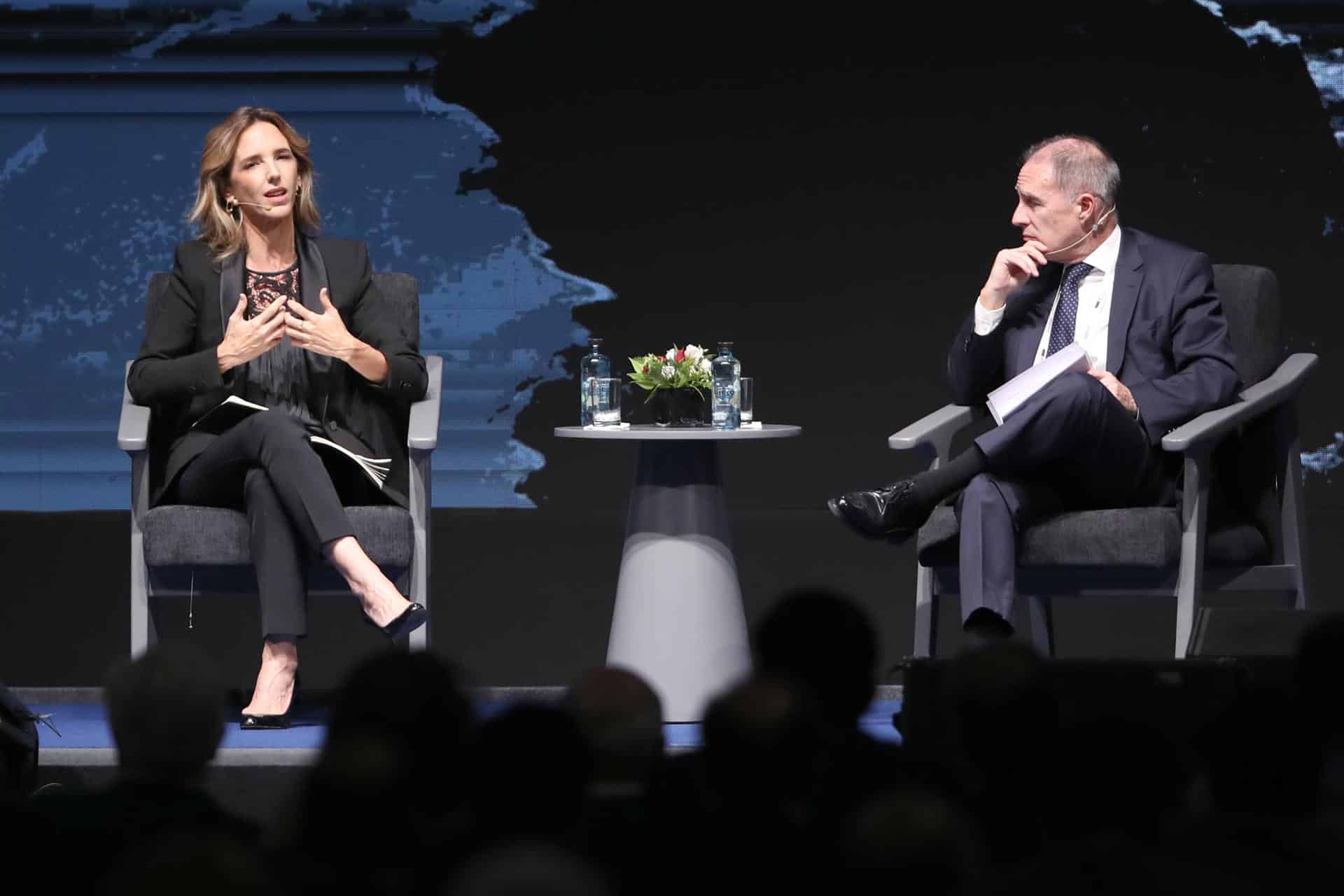 La diputada del Partido Popular de España (PP) Cayetana Álvarez de Toledo habla junto al presidente del directorio de La Viga S.A y fundador de Quikrete Perú, Diego de la Torre, durante la inauguración de la Conferencia Anual de Ejecutivos (CADE Ejecutivos) este martes, en Lima (Perú). EFE/ Paolo Aguilar