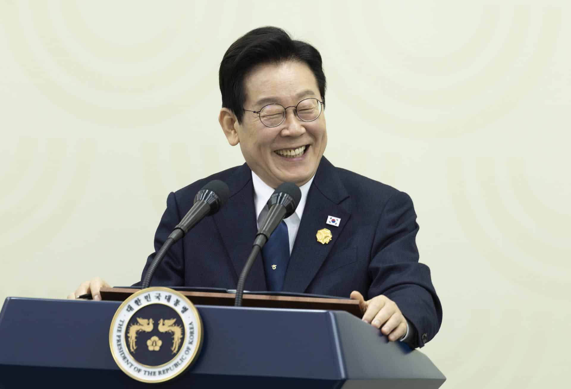 El presidente surcoreano Lee Jae Myung habla durante una conferencia de prensa para el foro de Cooperación Económica Asia-Pacífico (APEC) de Corea del Sur, en Gyeongju, Corea del Sur. EFE/EPA/JEON HEON-KYUN