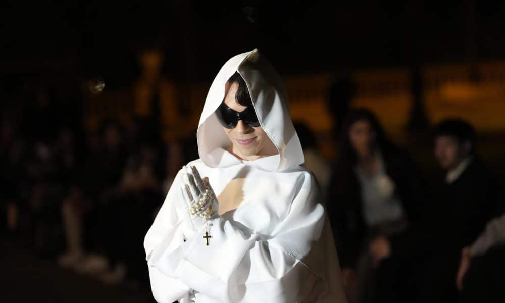 Seguidores de Rosalía hacen cola para asistir al Listening Party de su nuevo disco en Barcelona, este miércoles. Tras meses de espera, Rosalía lanza este viernes su nuevo álbum, 'Lux', aunque sus seguidores ya han podido escuchar un disco que se filtró hoy en las redes sociales después de que anoche uno de los temas estuviera brevemente disponible en una plataforma y de un goteo de especulaciones en las últimas semanas. EFE/ Alejandro García