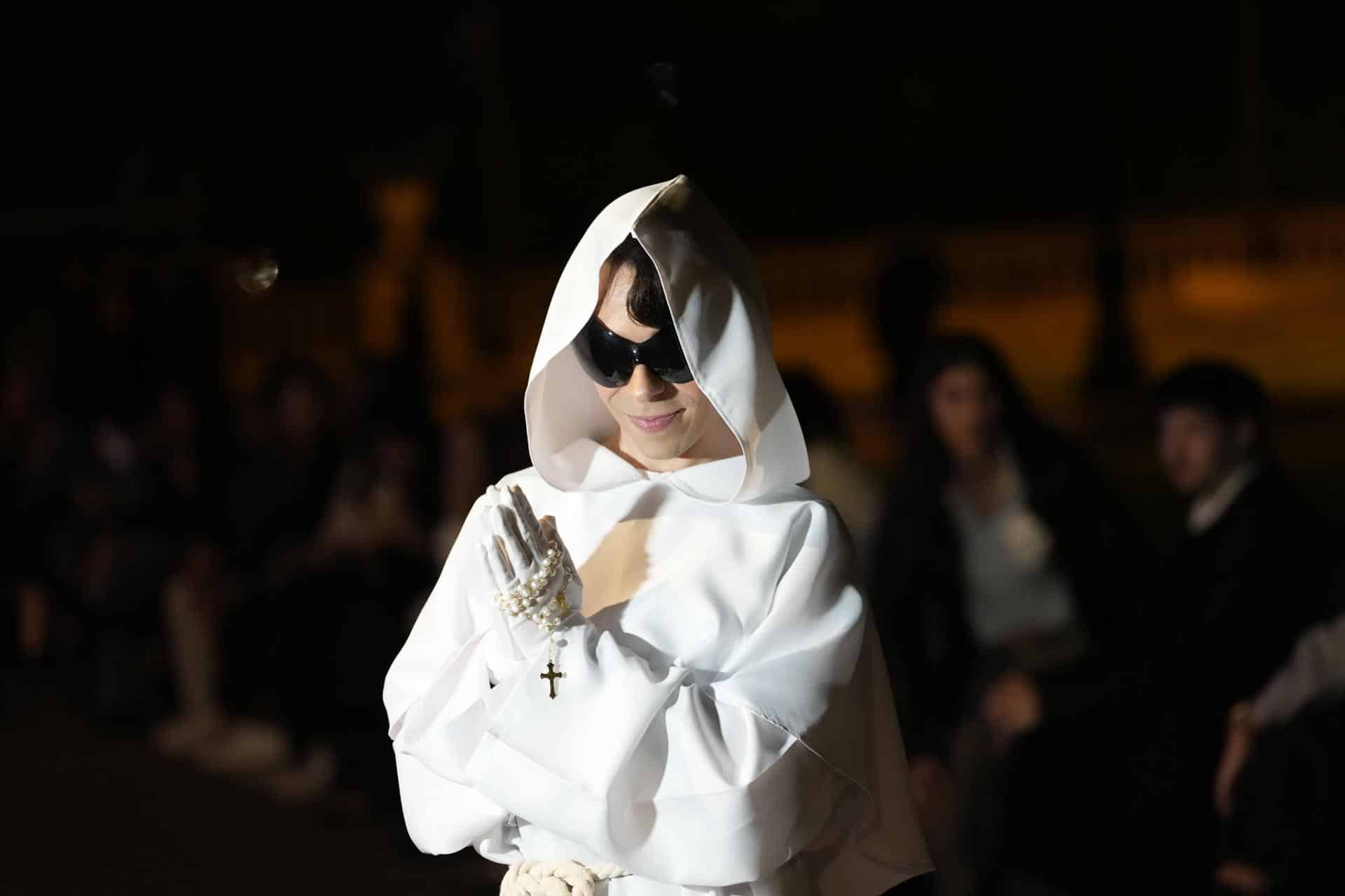 Seguidores de Rosalía hacen cola para asistir al Listening Party de su nuevo disco en Barcelona, este miércoles. Tras meses de espera, Rosalía lanza este viernes su nuevo álbum, 'Lux', aunque sus seguidores ya han podido escuchar un disco que se filtró hoy en las redes sociales después de que anoche uno de los temas estuviera brevemente disponible en una plataforma y de un goteo de especulaciones en las últimas semanas. EFE/ Alejandro García